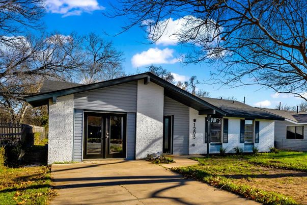 Exterior, Facade, Ranch
