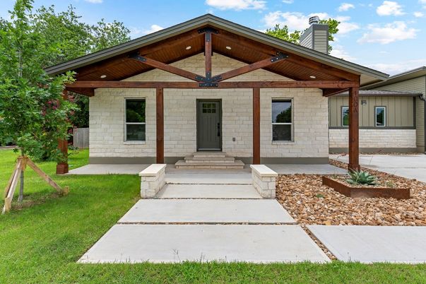 Exterior, Facade, Ranch
