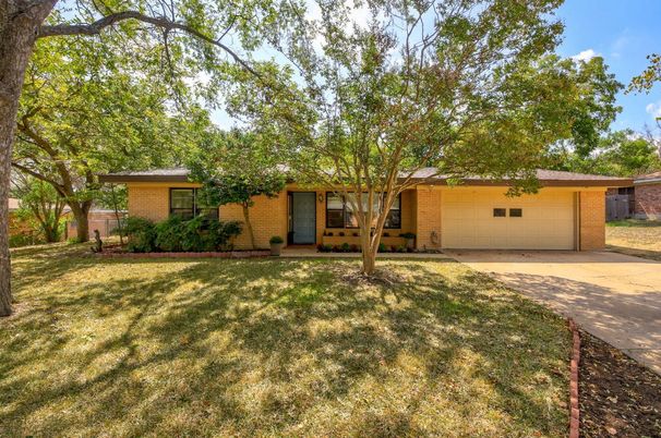 Attached, Exterior, Facade, Brick Facade, Ranch
