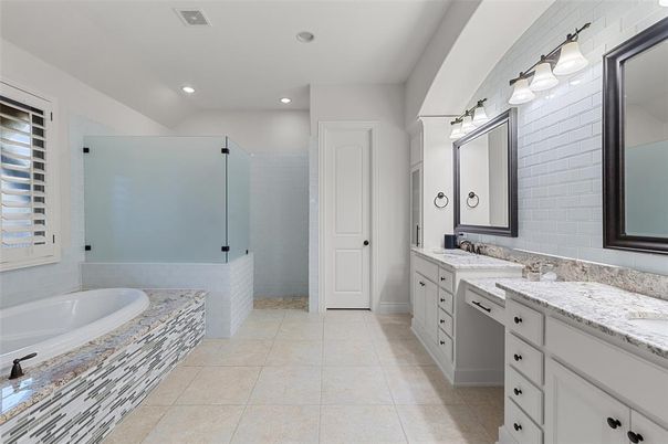 Bathroom, Dual Sink Vanities, Interior, Recessed Lighting
