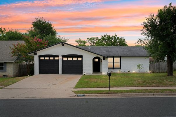 Attached, Exterior, Facade, Ranch