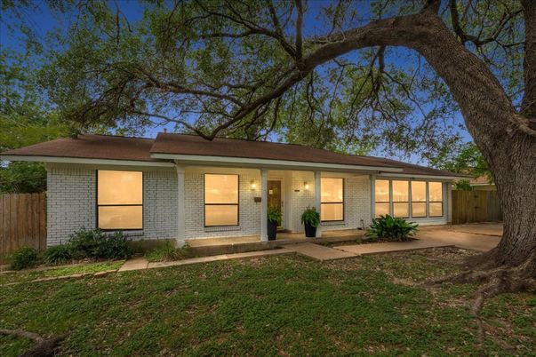 Backyard, Exterior, Facade, Brick Facade, Ranch