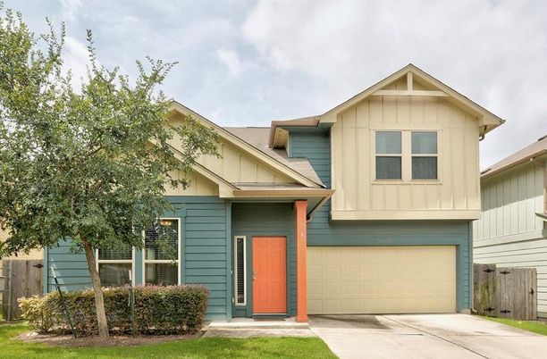 Attached, Exterior, Facade, American Craftsman
