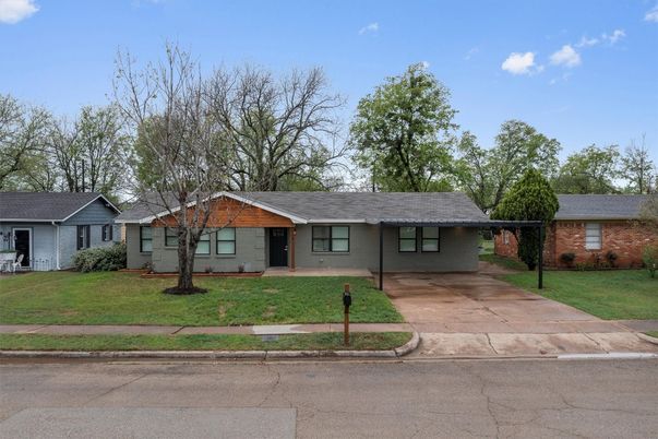 Exterior, Facade, Ranch