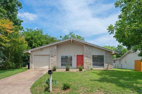 Attached, Backyard, Exterior, Facade, Brick Facade, Ranch