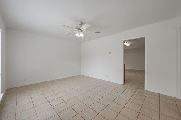 Empty room, Interior