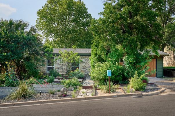 Exterior, Facade, Ranch