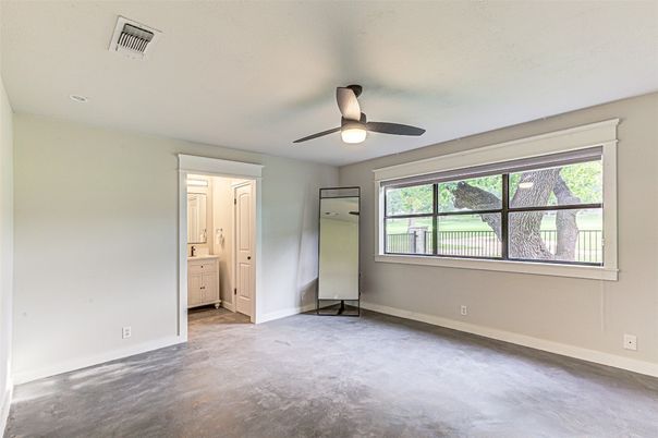 Empty room, Interior