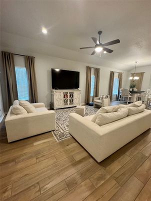 Interior, Living room, Pendant Lights, Recessed Lighting, Wood Texture Flooring