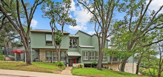 Exterior, Facade, Modern
