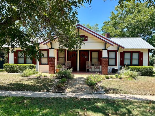 Backyard, Exterior, Facade, Brick Facade, Ranch