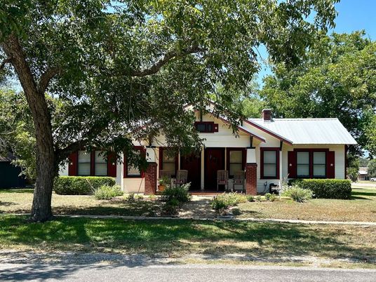 Backyard, Exterior, Facade, Brick Facade, Ranch