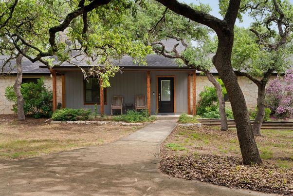 Exterior, Facade, Ranch