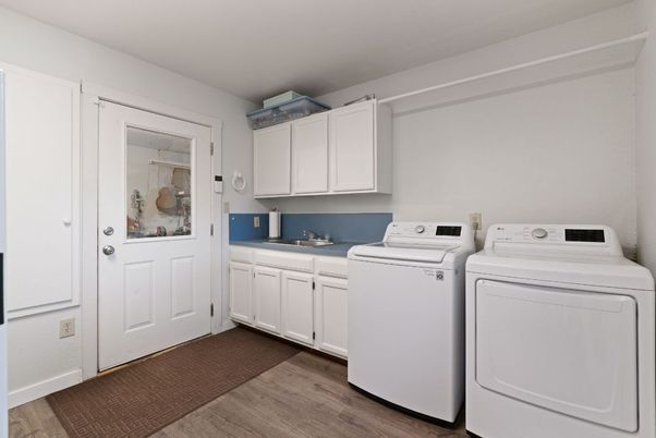 Interior, Washer, Wood Texture Flooring