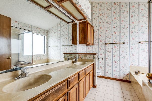 Bathroom, Dual Sink Vanities, Interior