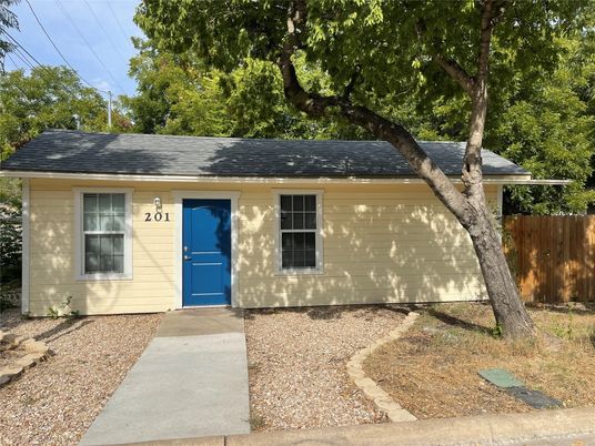 Exterior, Facade, Ranch