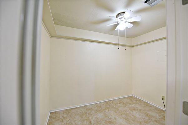 Empty room, Interior