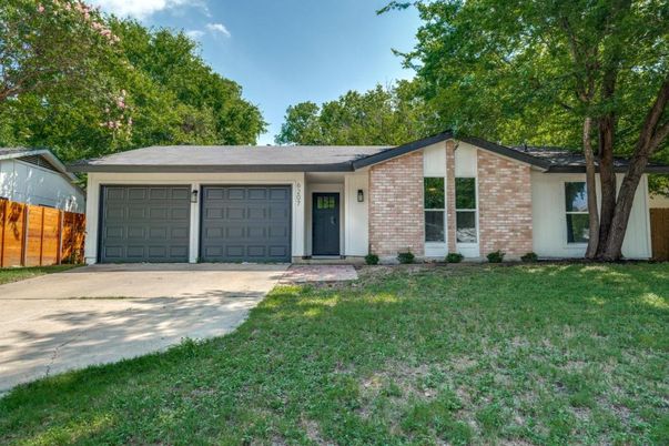 Attached, Exterior, Facade, Brick Facade, Ranch