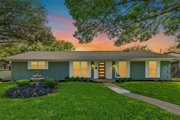 Backyard, Exterior, Facade, Ranch