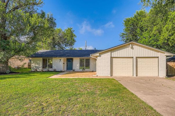 Attached, Exterior, Facade, Ranch
