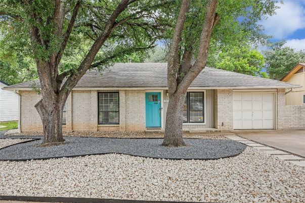 Attached, Exterior, Facade, Ranch