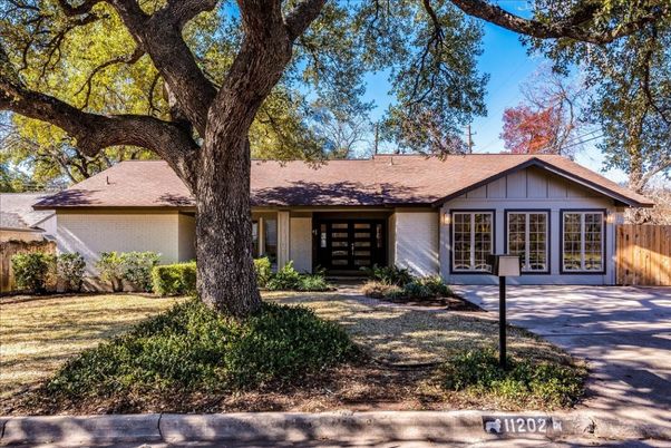 Exterior, Facade, Ranch