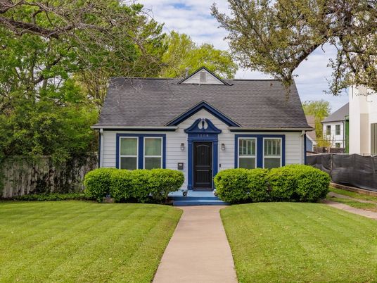Exterior, Facade, Cape Cod