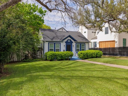 Backyard, Exterior, Facade, Cape Cod
