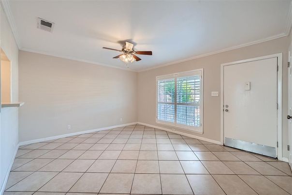 Empty room, Interior