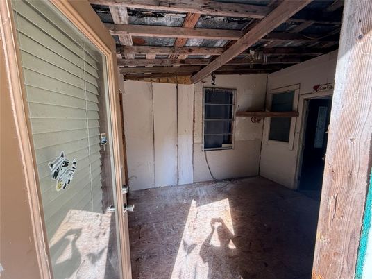 Empty room, Interior, Wooden Beams