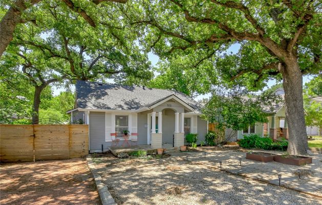 Exterior, Facade, Ranch