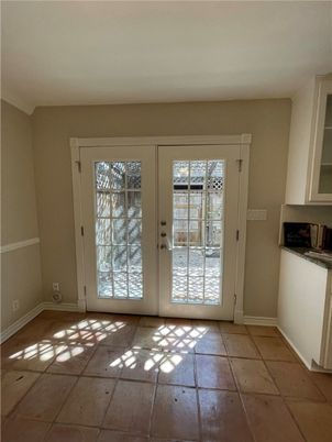 Empty room, Interior