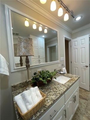 Bathroom, Dual Sink Vanities, Interior, Recessed Lighting