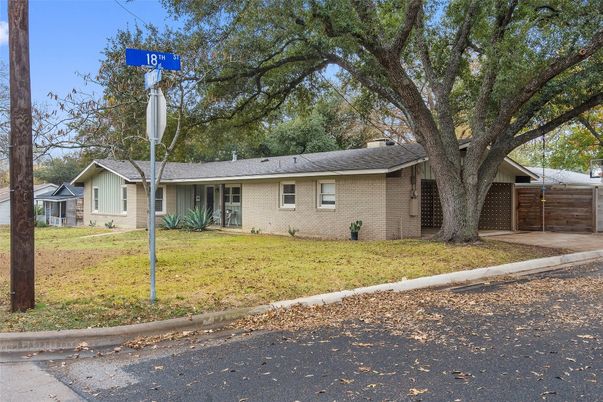 Exterior, Facade, Ranch
