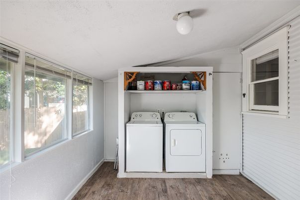 Interior, Utility Closets, Washer, Wood Texture Flooring