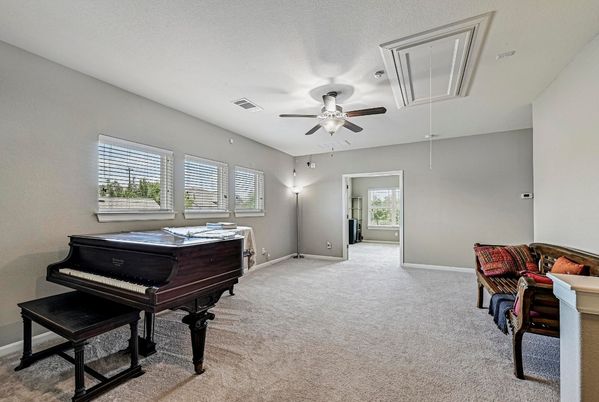 Interior, Piano