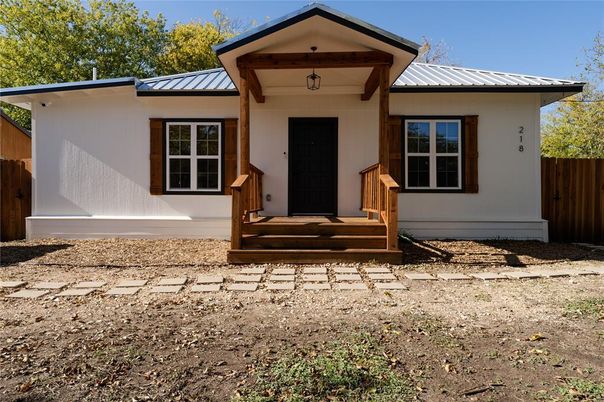 Exterior, Facade, Ranch