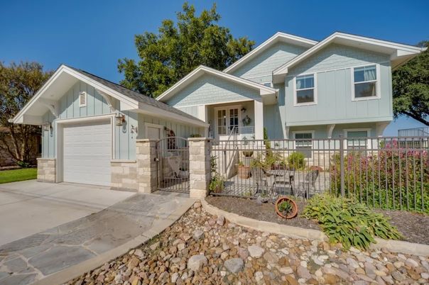 Attached, Exterior, Facade, American Craftsman
