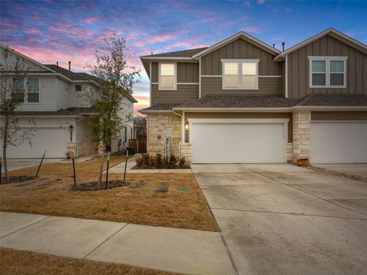 Attached, Exterior, Facade, American Craftsman