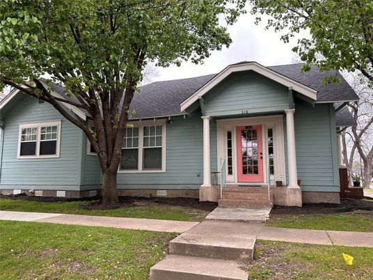 Exterior, Facade, Ranch