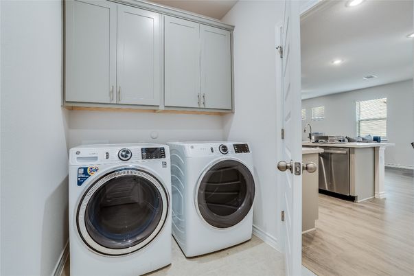Interior, Recessed Lighting, Washer, Wood Texture Flooring