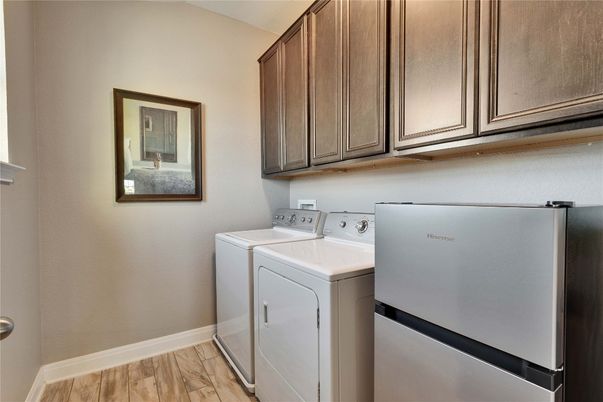 Interior, Washer, Wood Texture Flooring