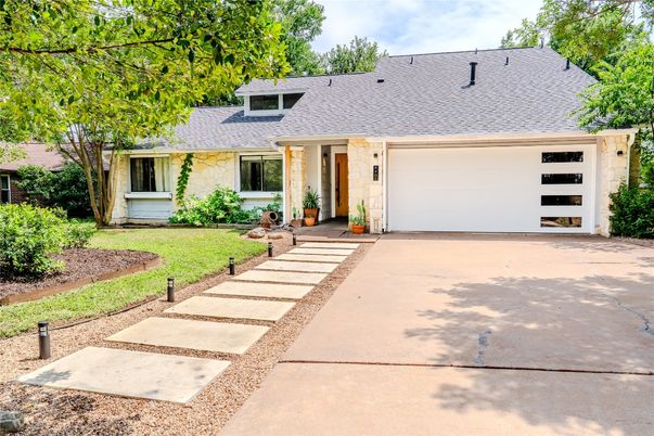 Attached, Exterior, Facade, Ranch