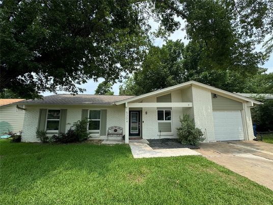 Attached, Backyard, Exterior, Facade, Brick Facade, Ranch