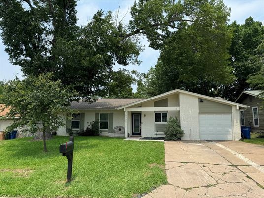 Attached, Backyard, Exterior, Facade, Brick Facade, Ranch