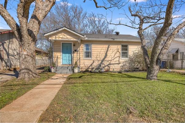 Exterior, Facade, Ranch