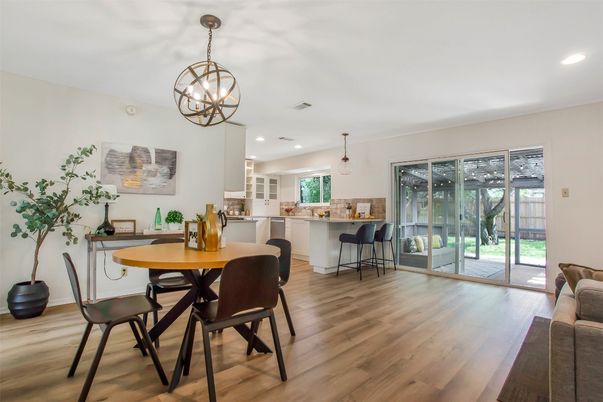 Chandelier, Dining room, Interior, Kitchen, Pendant Lights, Recessed Lighting, Wood Texture Flooring