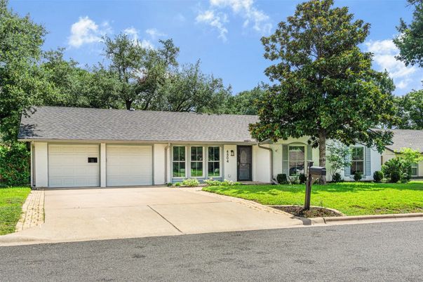 Attached, Exterior, Facade, Ranch