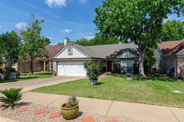 Attached, Exterior, Facade, Ranch