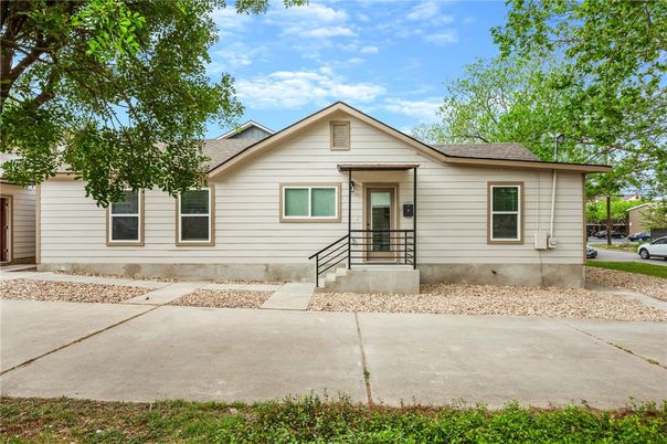 Exterior, Facade, Ranch